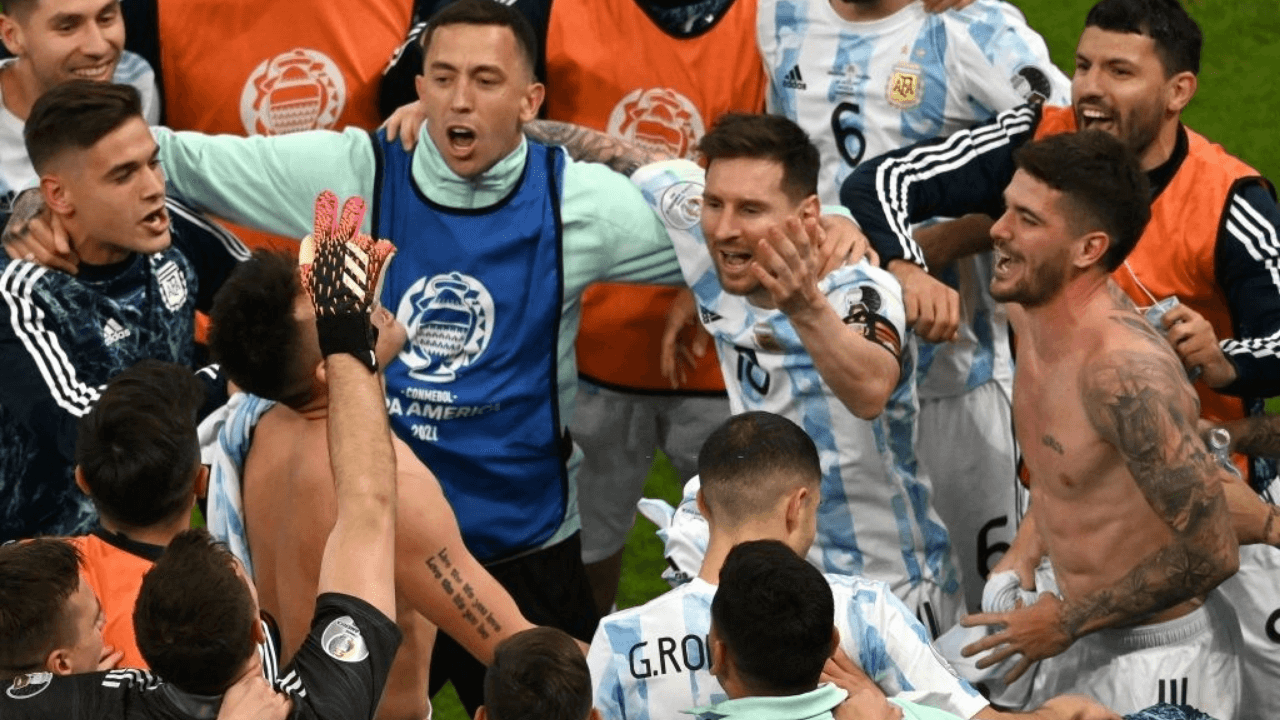 Argentina's players celebrate at the end of the Conmebol 2021 Copa America football tournament semi-final match against Colombia at the Mane Garrincha Stadium in Brasilia, Brazil, on July 6, 2021. (Photo by EVARISTO SA / AFP) (Photo by EVARISTO SA/AFP via Getty Images)