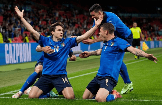 TOPSHOT - Italy's midfielder Federico Chiesa (L) celebrates with teammates after scoring the opening goal during the UEFA EURO 2020 round of 16 football match between Italy and Austria at Wembley Stadium in London on June 26, 2021. (Photo by Frank Augstein / POOL / AFP) (Photo by FRANK AUGSTEIN/POOL/AFP via Getty Images)