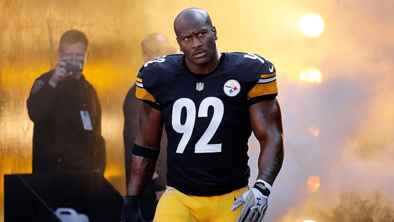 PITTSBURGH, PA - NOVEMBER 08: James Harrison #92 of the Pittsburgh Steelers walks onto the field before the start of the game against the Oakland Raiders at Heinz Field on November 8, 2015 in Pittsburgh, Pennsylvania. (Photo by Justin K. Aller/Getty Images)