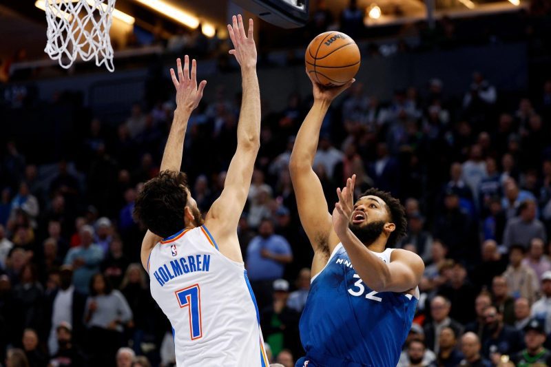 MINNEAPOLIS, MINNESOTA - NOVEMBER 28: Karl-Anthony Towns #32 of the Minnesota Timberwolves shoots the ball while Chet Holmgren #7 of the Oklahoma City Thunder defends in the first quarter during an NBA In-Season Tournament game at Target Center on November 28, 2023 in Minneapolis, Minnesota. NOTE TO USER: User expressly acknowledges and agrees that, by downloading and or using this photograph, User is consenting to the terms and conditions of the Getty Images License Agreement. (Photo by David Berding/Getty Images)
