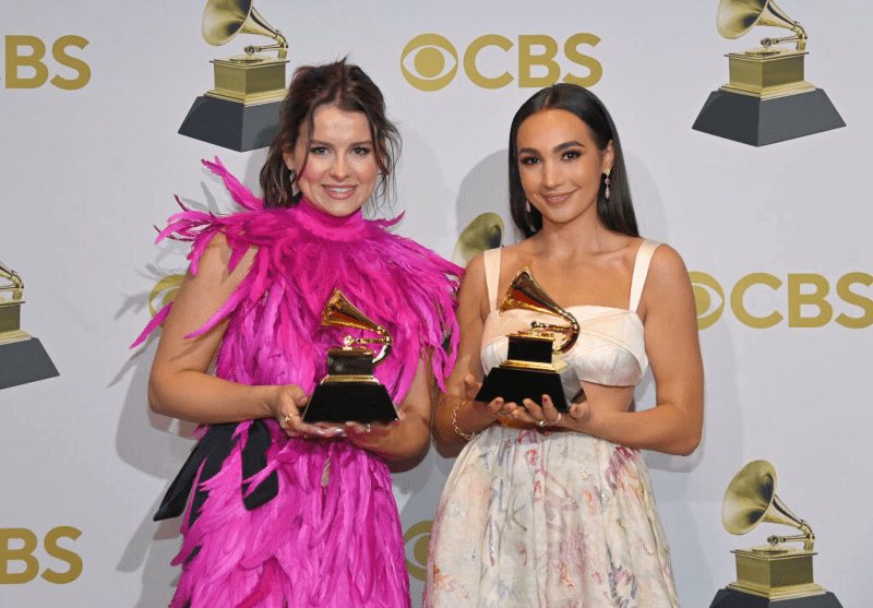 LAS VEGAS, NEVADA - APRIL 03: (L-R) Abigail Barlow and Emily Bear pose in the winners photo room during the 64th Annual GRAMMY Awards at MGM Grand Garden Arena on April 03, 2022 in Las Vegas, Nevada. (Photo by David Becker/Getty Images for The Recording Academy)